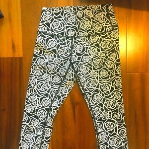 Lululemon black and white rosebud leggings